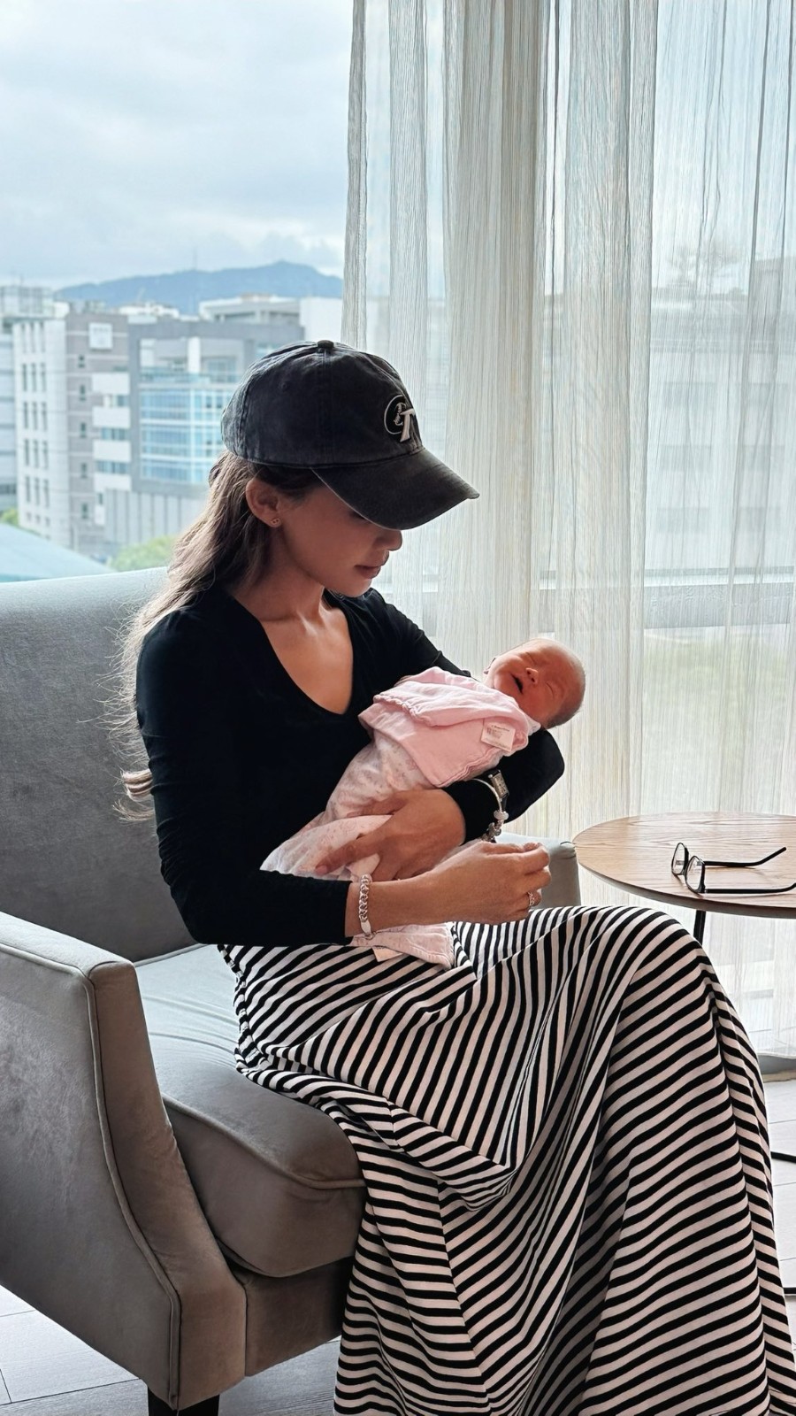 才爆分手趙駿亞！42歲吳婉君「突PO出抱娃照」　驚喜曝喜訊：剛做完月子