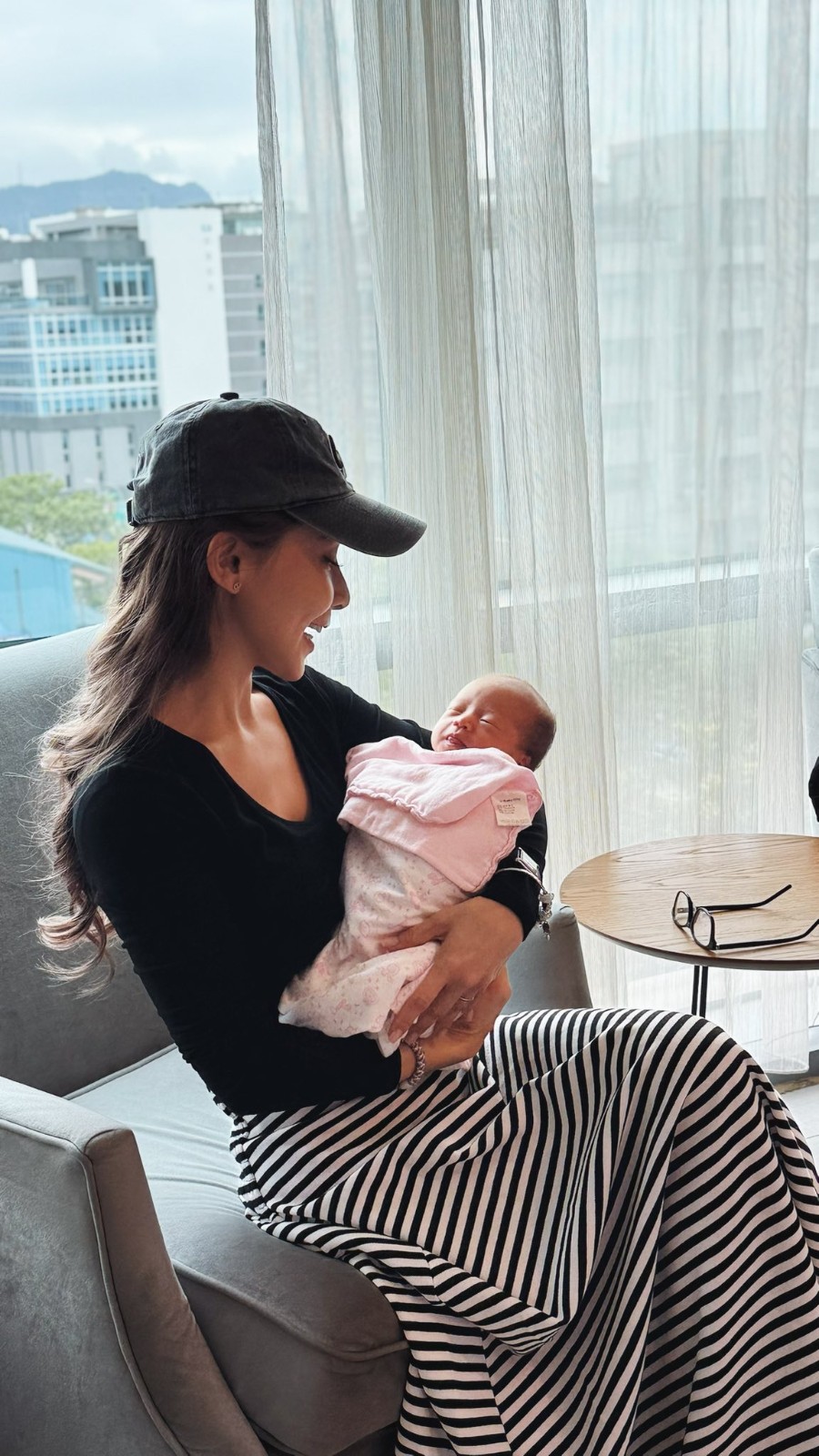 才爆分手趙駿亞！42歲吳婉君「突PO出抱娃照」　驚喜曝喜訊：剛做完月子