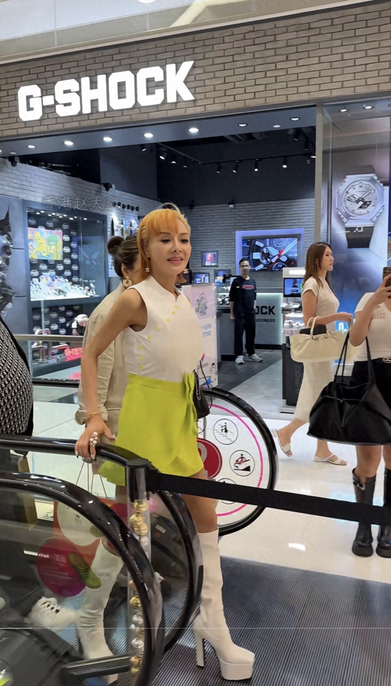 昔日一代波神!59歲女神「暴瘦亮相商場」 比例怪異「一動作超不自然」粉絲憂:健康亮紅燈