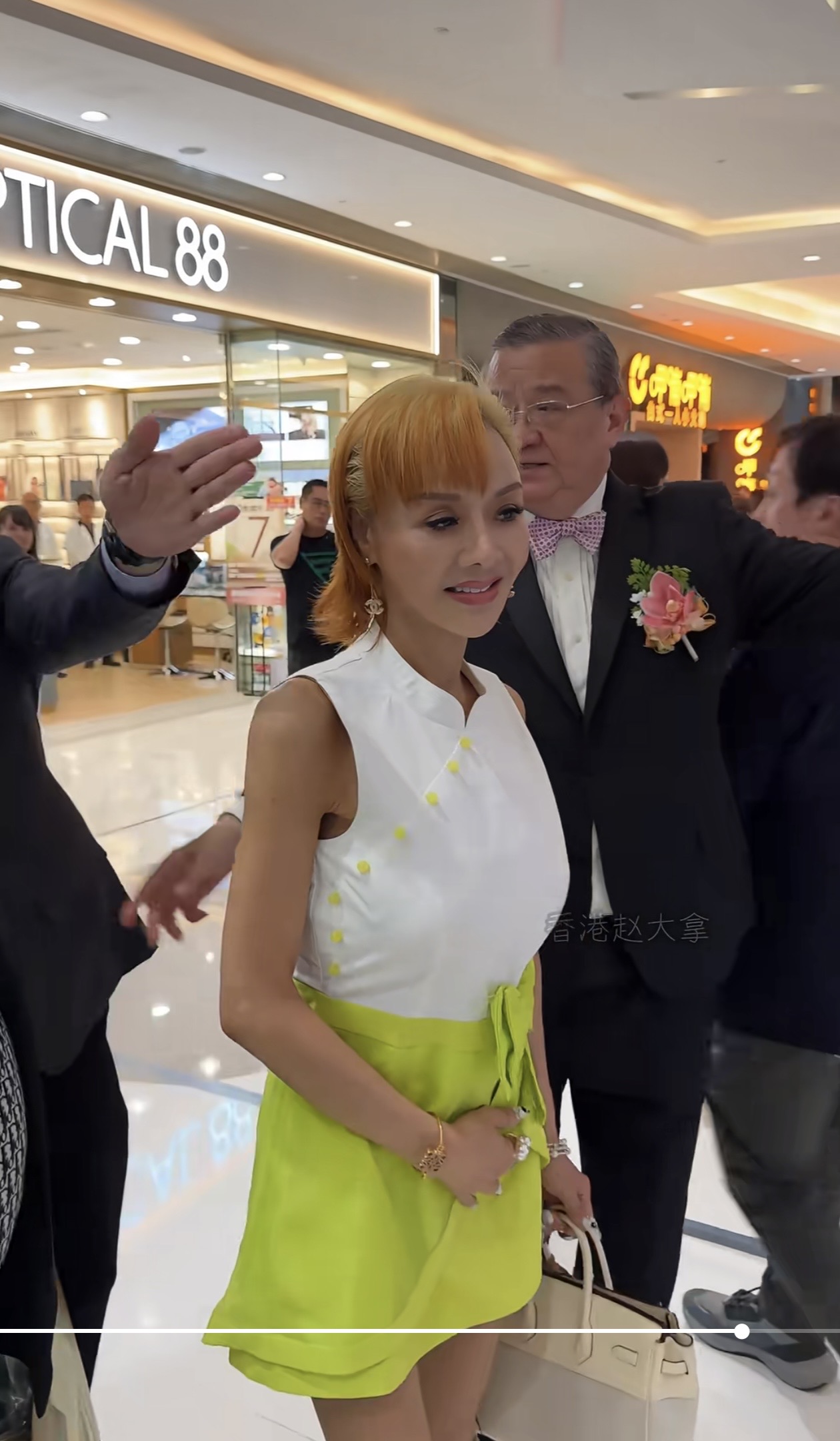 昔日一代波神!59歲女神「暴瘦亮相商場」 比例怪異「一動作超不自然」粉絲憂:健康亮紅燈