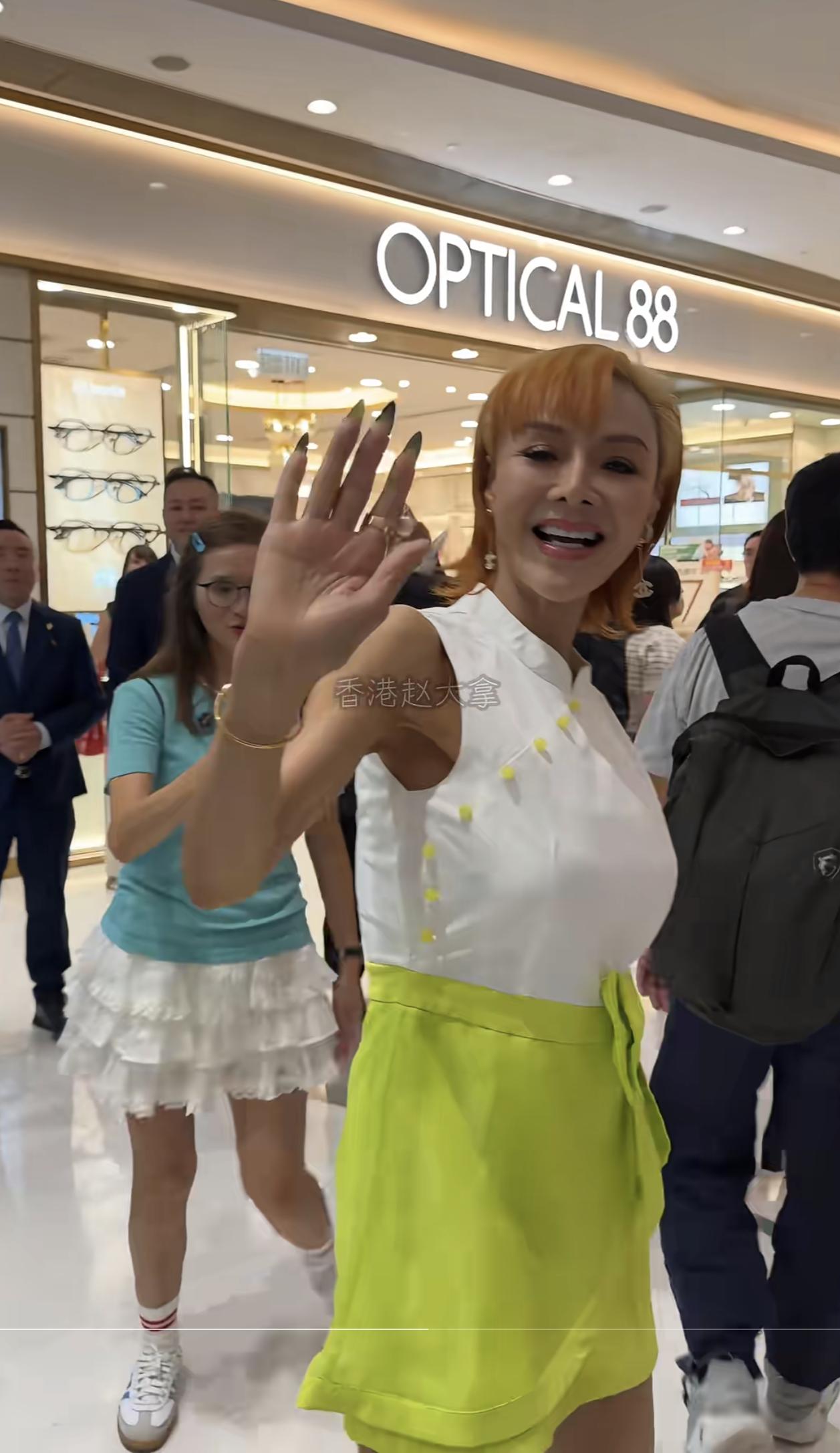 昔日一代波神!59歲女神「暴瘦亮相商場」 比例怪異「一動作超不自然」粉絲憂:健康亮紅燈