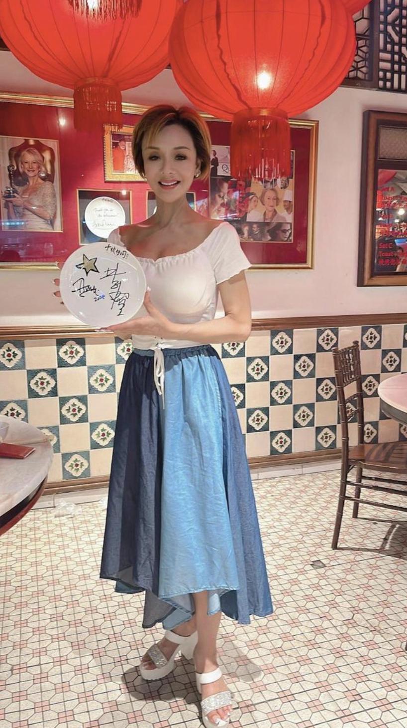 昔日一代波神!59歲女神「暴瘦亮相商場」 比例怪異「一動作超不自然」粉絲憂:健康亮紅燈