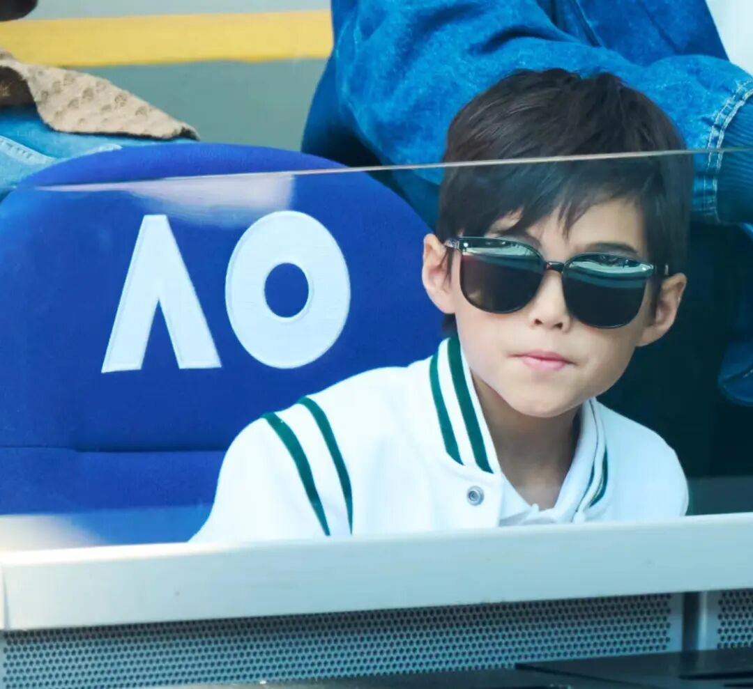 周杰倫兒子高清照曝光！8歲神基因「集結混血媽、天王爸優點」　超Q一幕網驚：「迷你版周杰倫」