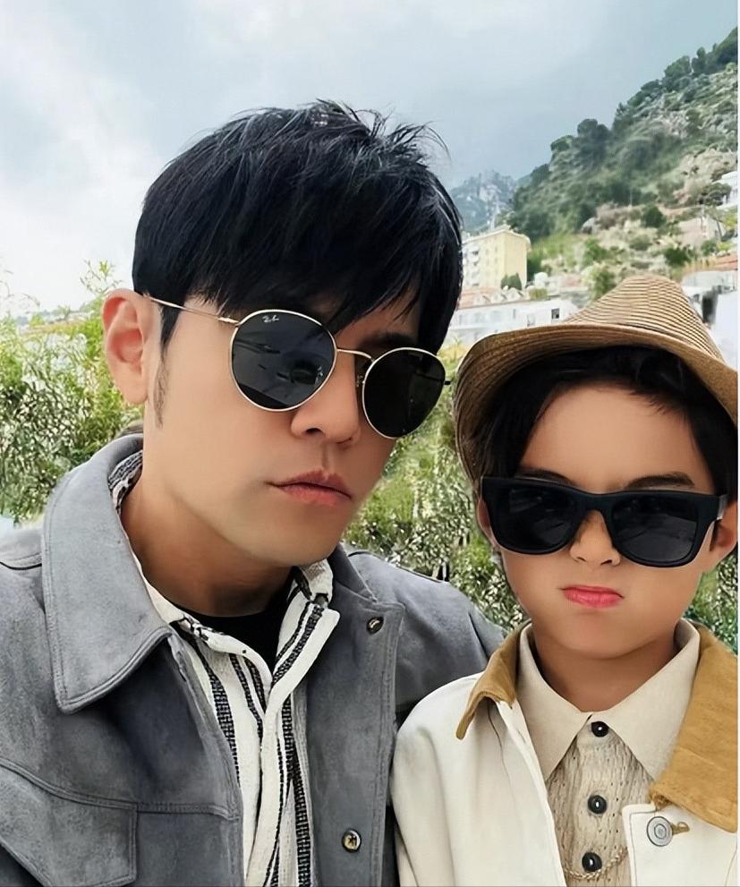 周杰倫兒子高清照曝光！8歲神基因「集結混血媽、天王爸優點」　超Q一幕網驚：「迷你版周杰倫」