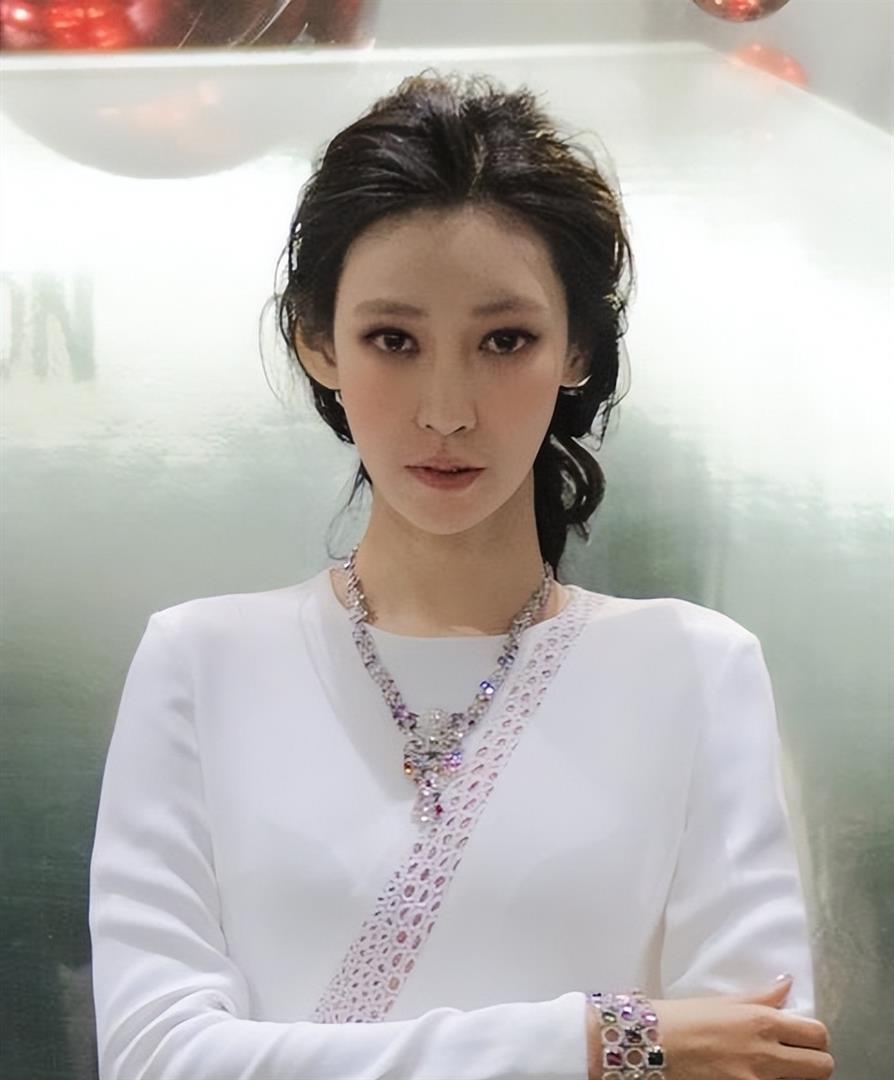 為愛同居4年!39歲女星「遭李榮浩背叛」憂鬱暴瘦 多年後現身「一句話成功復仇」