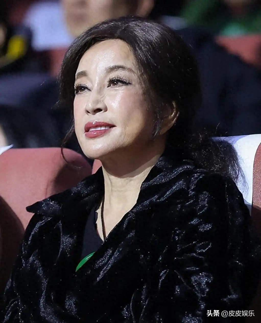 驚爆有8個男友！75歲影后「再和小30歲搭檔拍吻戲」　網看畫面傻眼「看一眼就發毛」　