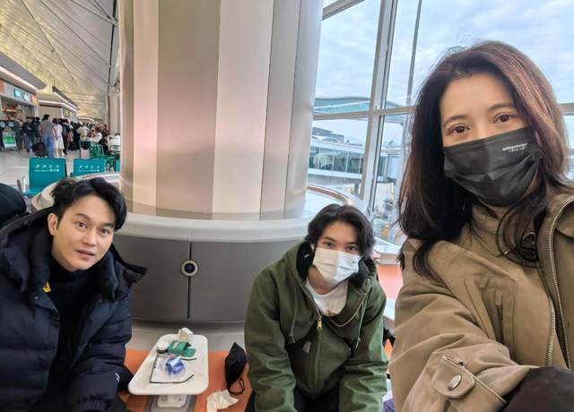 陪兒子出國讀書!54歲凍齡男神「被拍發福+白鬍叢生」 被酸老了10歲「一脫帽網全看傻」