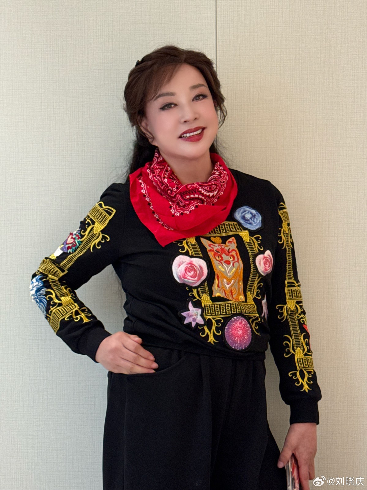 驚爆有8個男友！75歲影后「再和小30歲搭檔拍吻戲」　網看畫面傻眼「看一眼就發毛」　