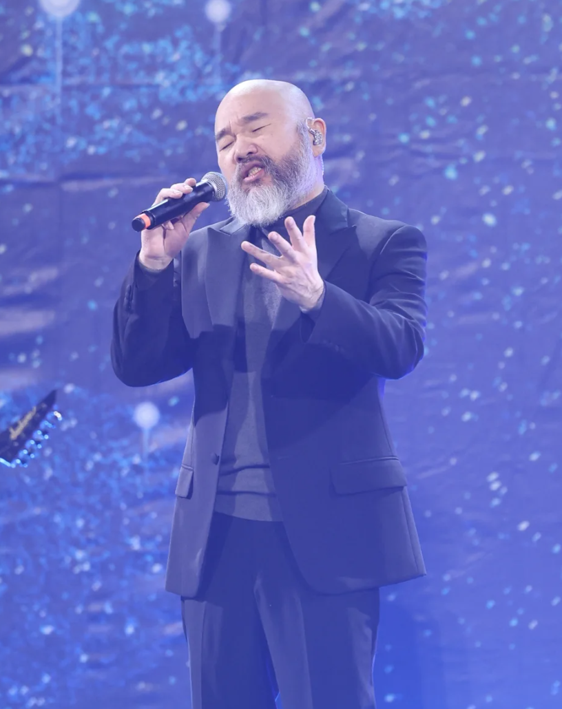 劉真過世5年！54歲辛龍被拍「嘟嘴貼臉陳美鳳」　坦言「亡妻常常入夢」夢境惹哭網友...