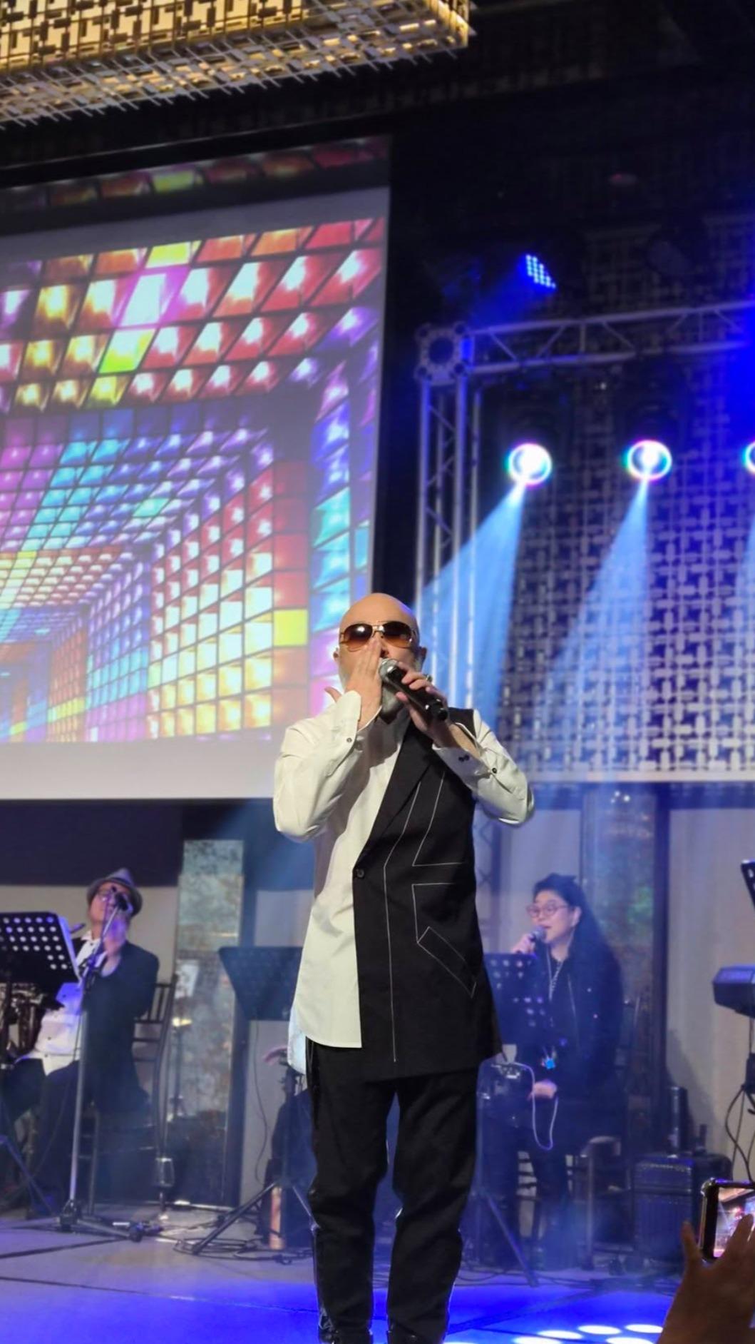 劉真過世5年！54歲辛龍被拍「嘟嘴貼臉陳美鳳」　坦言「亡妻常常入夢」夢境惹哭網友...