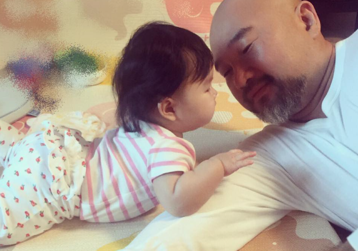 劉真過世5年！54歲辛龍被拍「嘟嘴貼臉陳美鳳」　坦言「亡妻常常入夢」夢境惹哭網友...