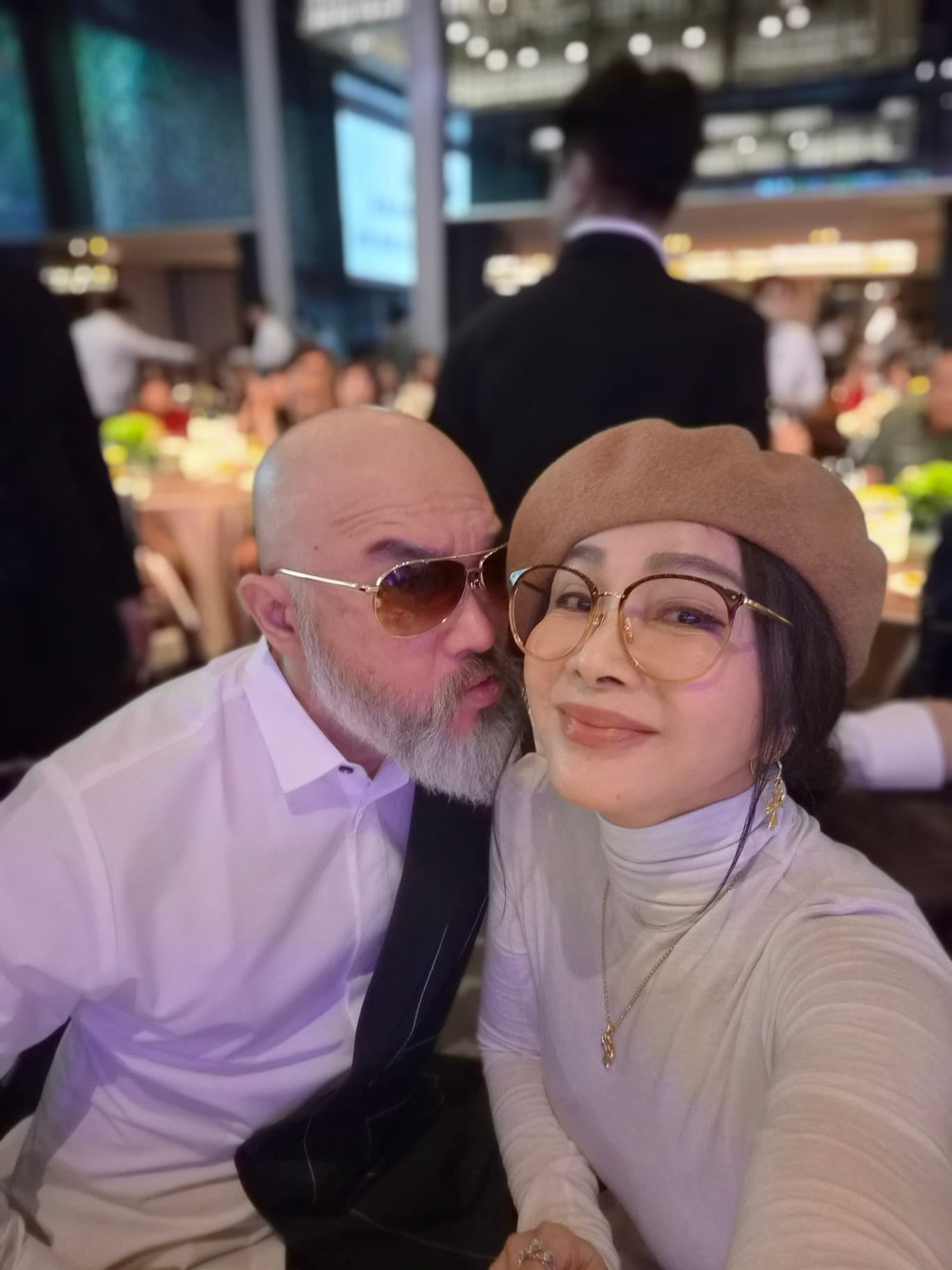 劉真過世5年！54歲辛龍被拍「嘟嘴貼臉陳美鳳」　坦言「亡妻常常入夢」夢境惹哭網友...