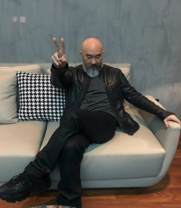 劉真過世5年！54歲辛龍被拍「嘟嘴貼臉陳美鳳」　坦言「亡妻常常入夢」夢境惹哭網友...