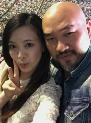 劉真過世5年！54歲辛龍被拍「嘟嘴貼臉陳美鳳」　坦言「亡妻常常入夢」夢境惹哭網友...