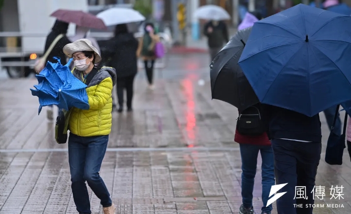 挑戰冷氣團!連兩波鋒面「低溫暴跌11度」 下波更凍「雨彈狂炸4天」