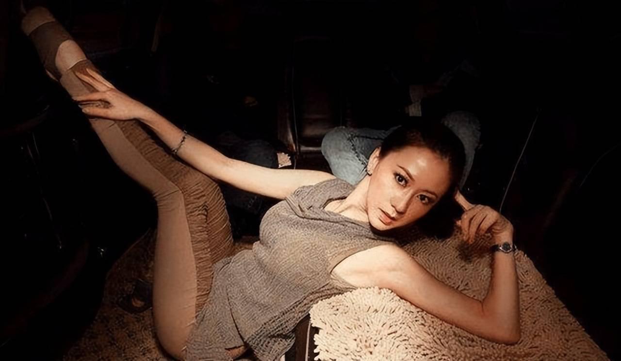 生不逢時！49歲女星「因為幾張照片」慘遭唾罵封殺　愛情長跑18年「尪也崩潰離婚」近況不勝唏噓...