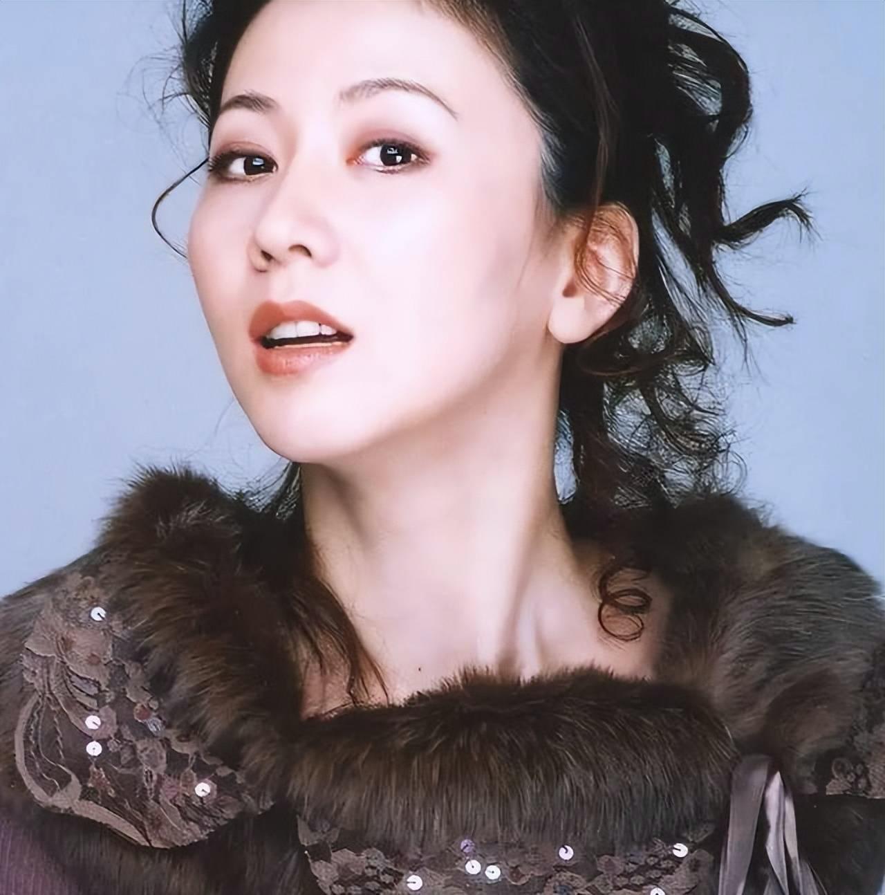 生不逢時！49歲女星「因為幾張照片」慘遭唾罵封殺　愛情長跑18年「尪也崩潰離婚」近況不勝唏噓...