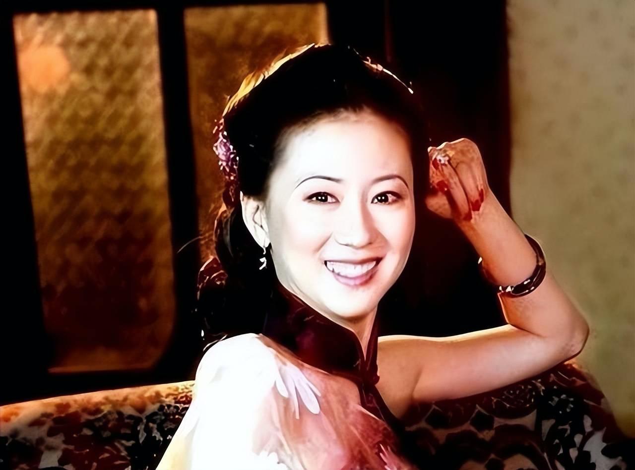 生不逢時！49歲女星「因為幾張照片」慘遭唾罵封殺　愛情長跑18年「尪也崩潰離婚」近況不勝唏噓...