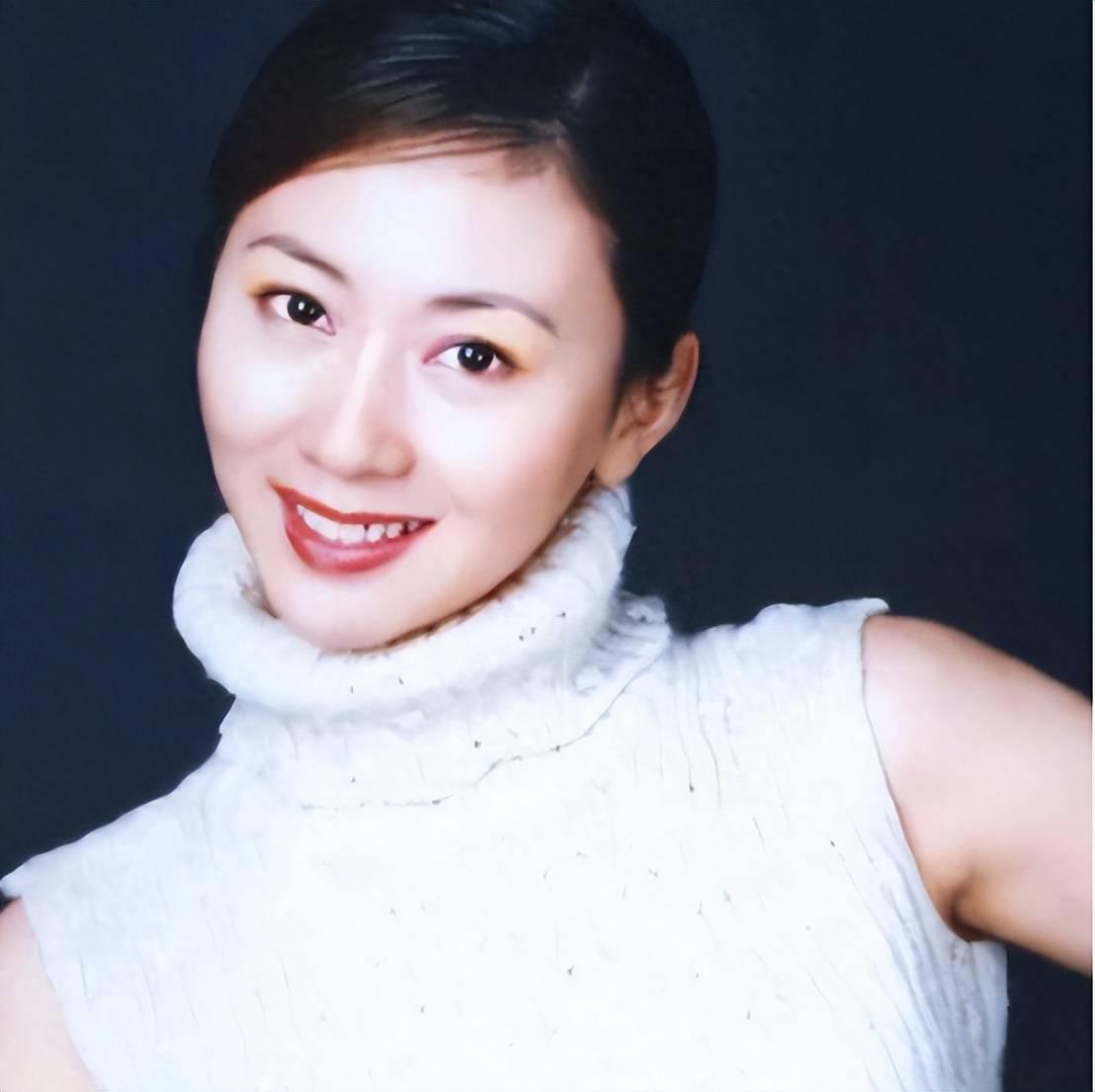 生不逢時！49歲女星「因為幾張照片」慘遭唾罵封殺　愛情長跑18年「尪也崩潰離婚」近況不勝唏噓...