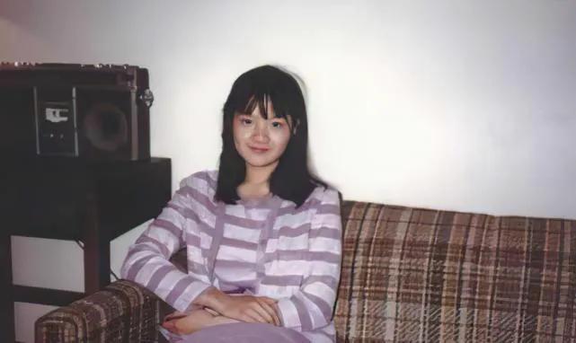 當年力壓章子怡!57歲氣質女星「為愛退居幕後」 恩愛30年「一張照片全看懂」網羨:愛得太深沉...