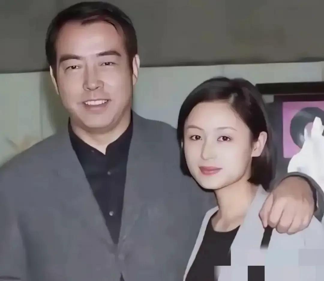 當年力壓章子怡!57歲氣質女星「為愛退居幕後」 恩愛30年「一張照片全看懂」網羨:愛得太深沉...