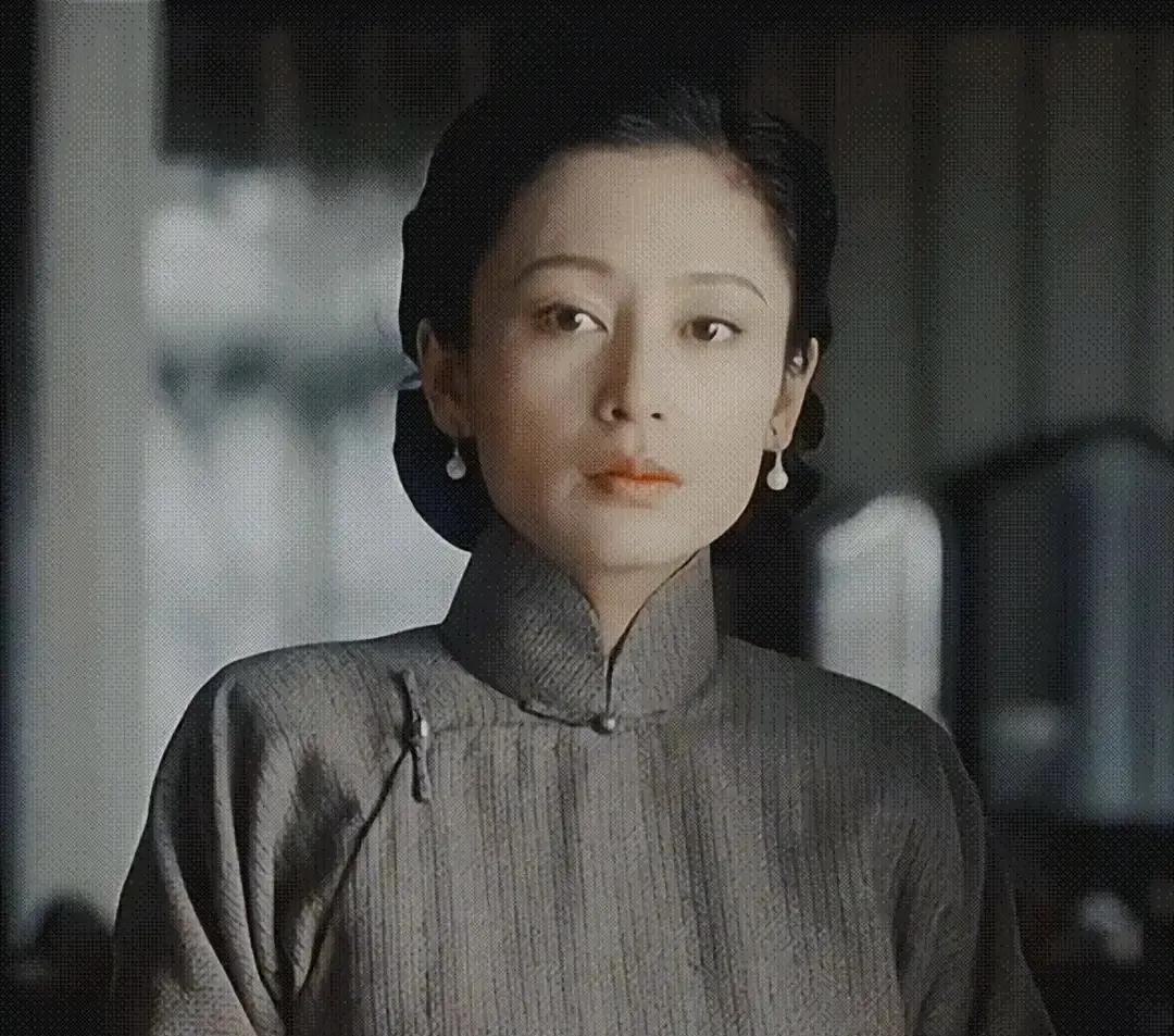 當年力壓章子怡!57歲氣質女星「為愛退居幕後」 恩愛30年「一張照片全看懂」網羨:愛得太深沉...