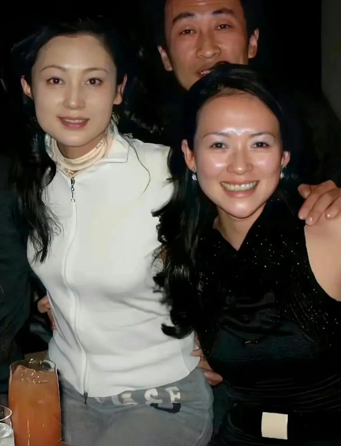 當年力壓章子怡!57歲氣質女星「為愛退居幕後」 恩愛30年「一張照片全看懂」網羨:愛得太深沉...