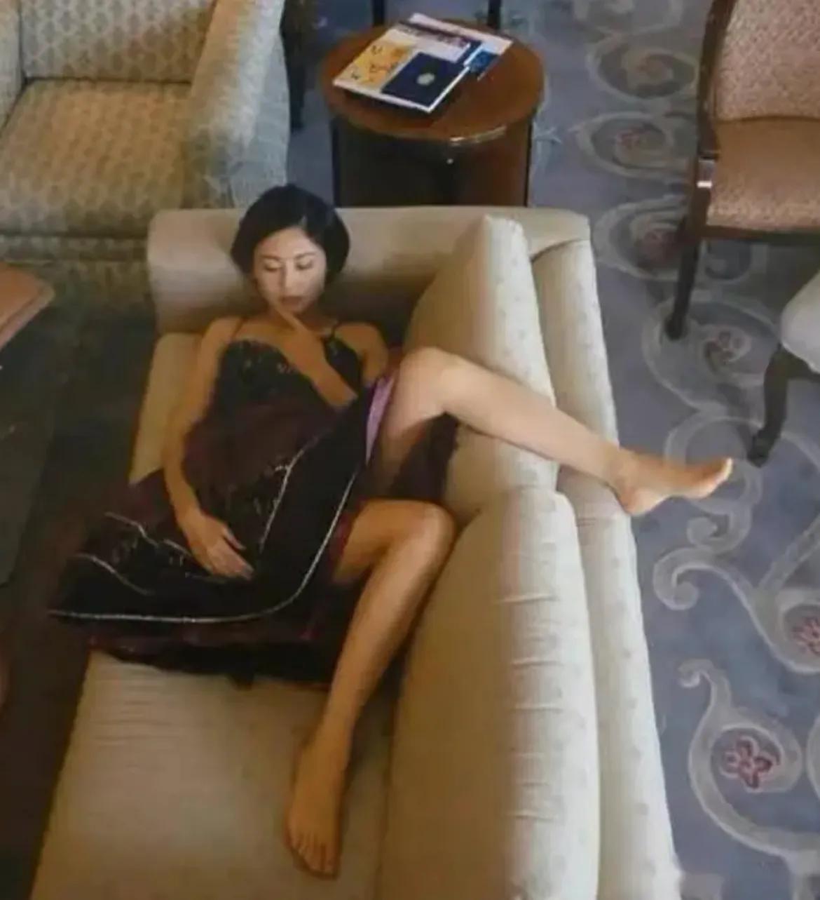 當年力壓章子怡!57歲氣質女星「為愛退居幕後」 恩愛30年「一張照片全看懂」網羨:愛得太深沉...