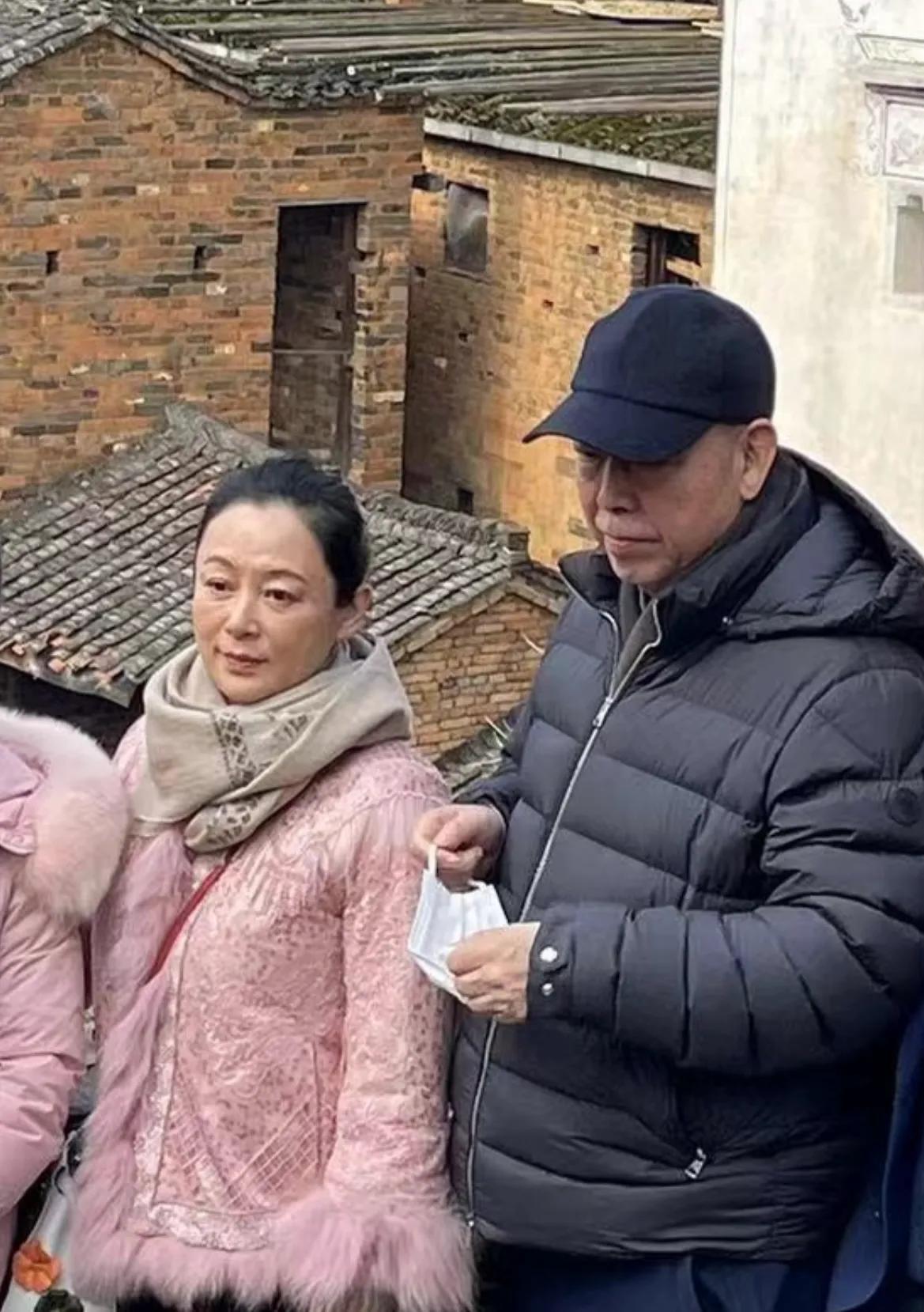 當年力壓章子怡!57歲氣質女星「為愛退居幕後」 恩愛30年「一張照片全看懂」網羨:愛得太深沉...