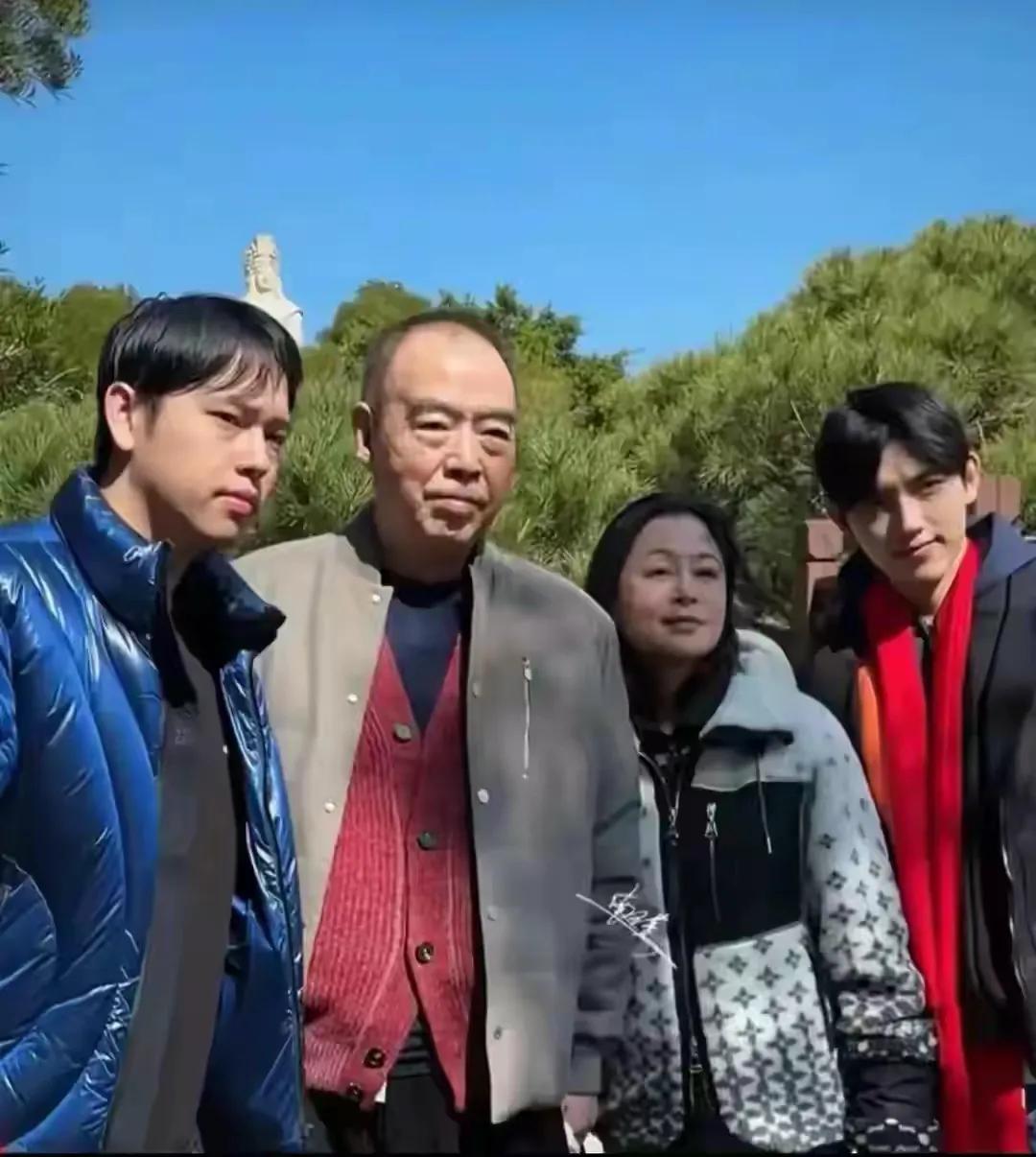 當年力壓章子怡!57歲氣質女星「為愛退居幕後」 恩愛30年「一張照片全看懂」網羨:愛得太深沉...