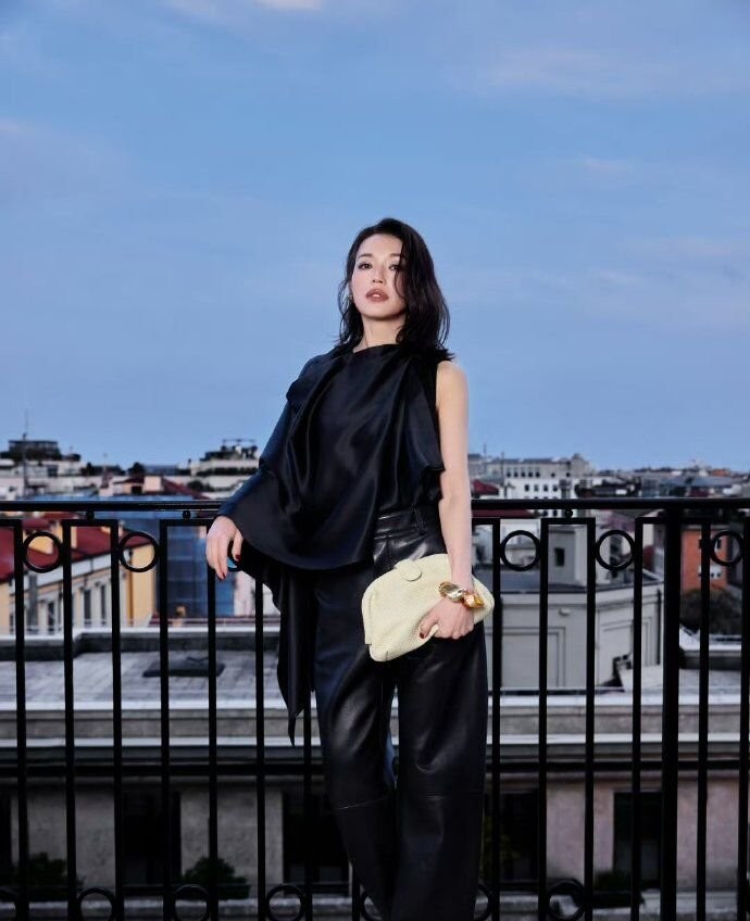 登國際時裝周美翻！49歲舒淇「剪掉多年大長髮」　短髮封神「一轉身側面全空」驚艷米蘭