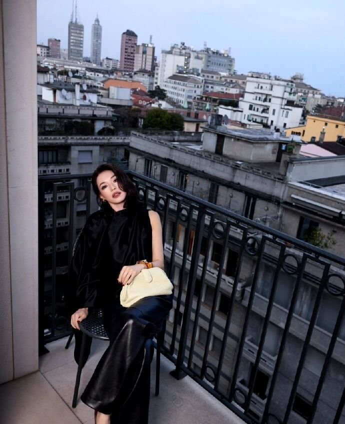 登國際時裝周美翻！49歲舒淇「剪掉多年大長髮」　短髮封神「一轉身側面全空」驚艷米蘭