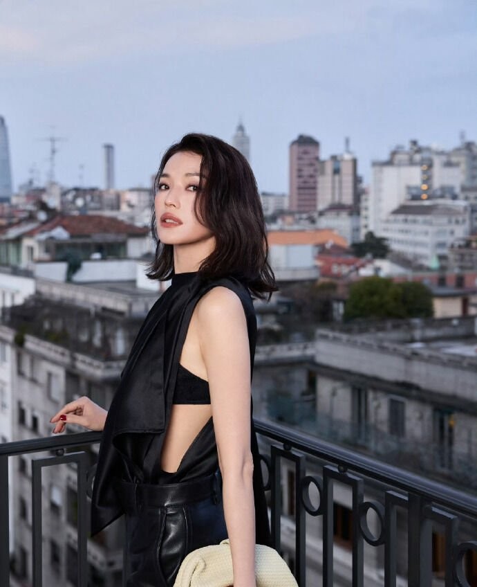 登國際時裝周美翻！49歲舒淇「剪掉多年大長髮」　短髮封神「一轉身側面全空」驚艷米蘭