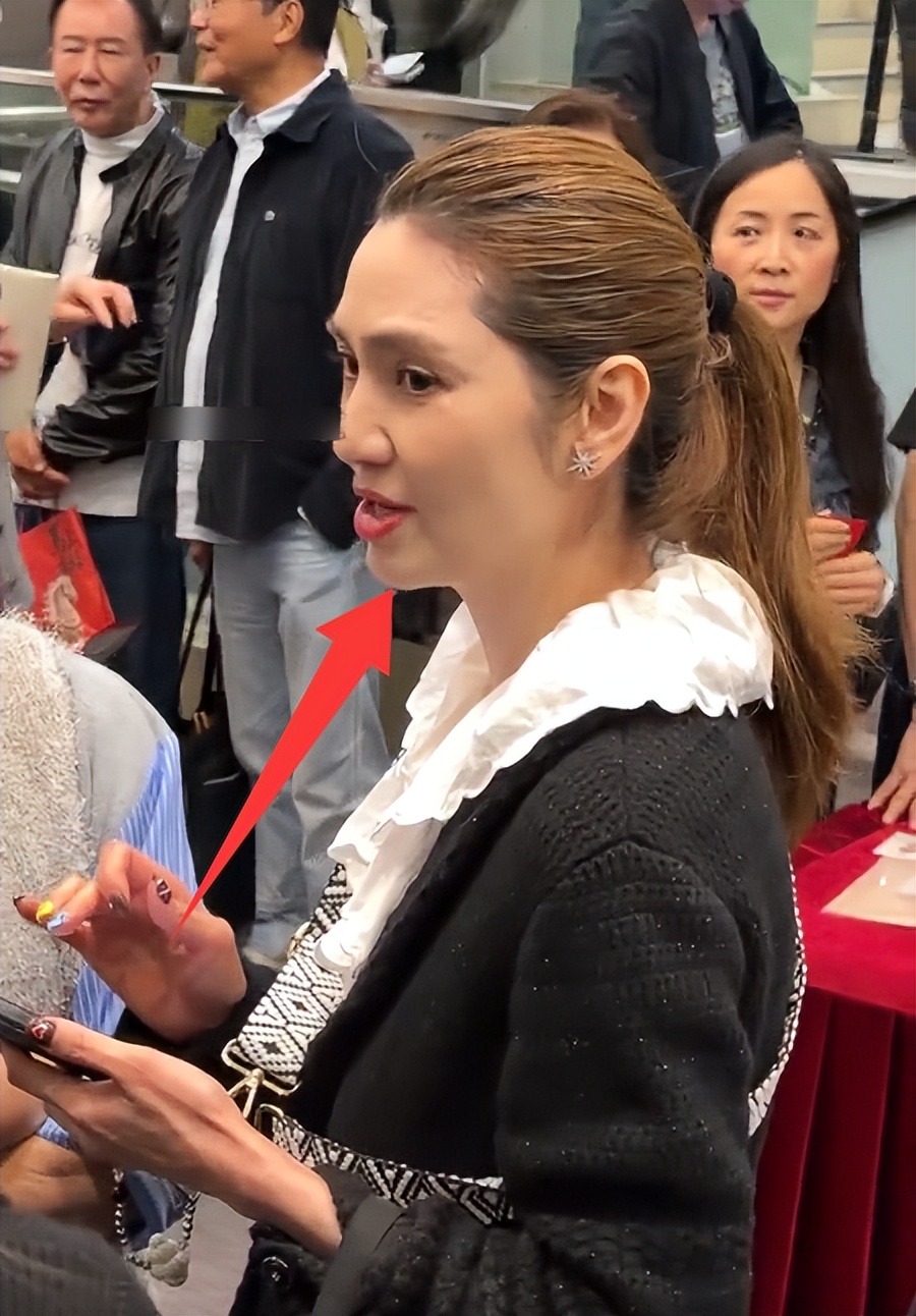 曾是絕世美人!55歲資深女星「臉僵無濾鏡照流出」 網嘲認不出「全是歲月痕跡」