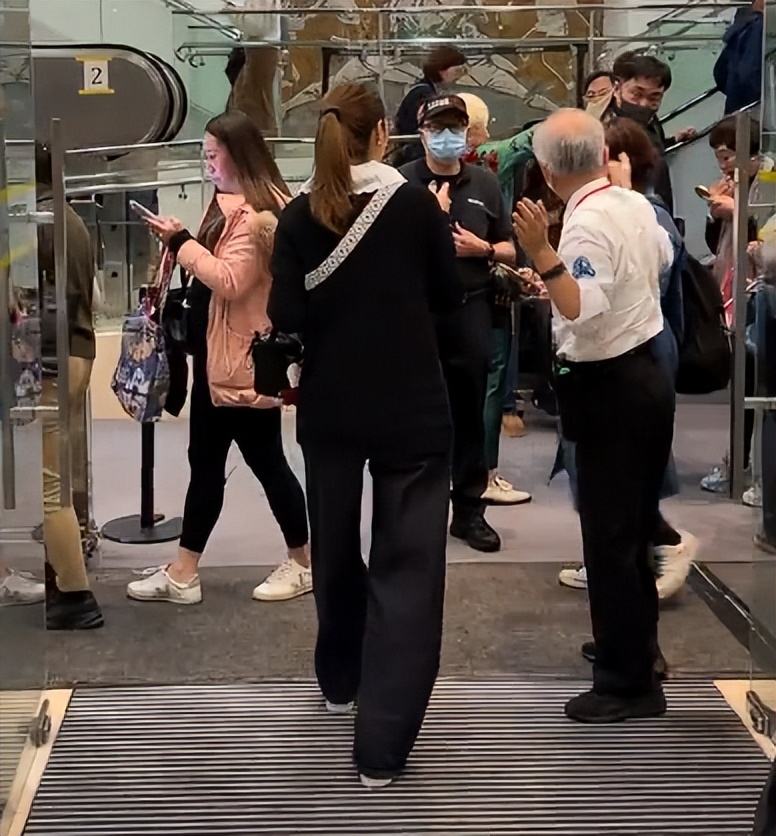 曾是絕世美人!55歲資深女星「臉僵無濾鏡照流出」 網嘲認不出「全是歲月痕跡」