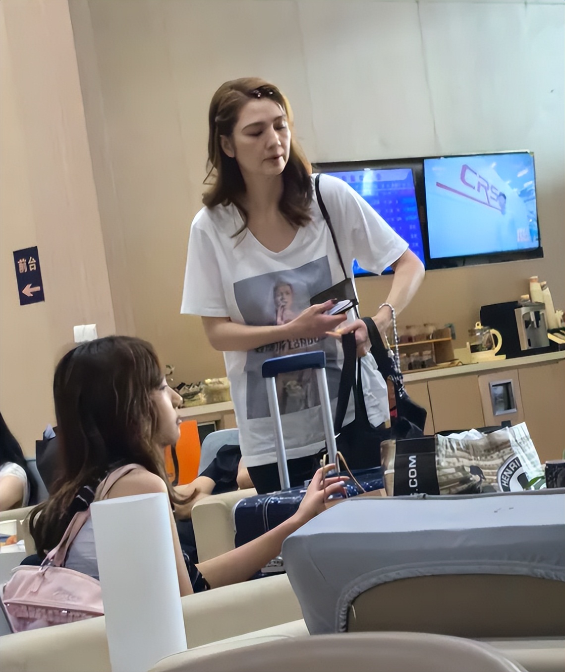 曾是絕世美人!55歲資深女星「臉僵無濾鏡照流出」 網嘲認不出「全是歲月痕跡」