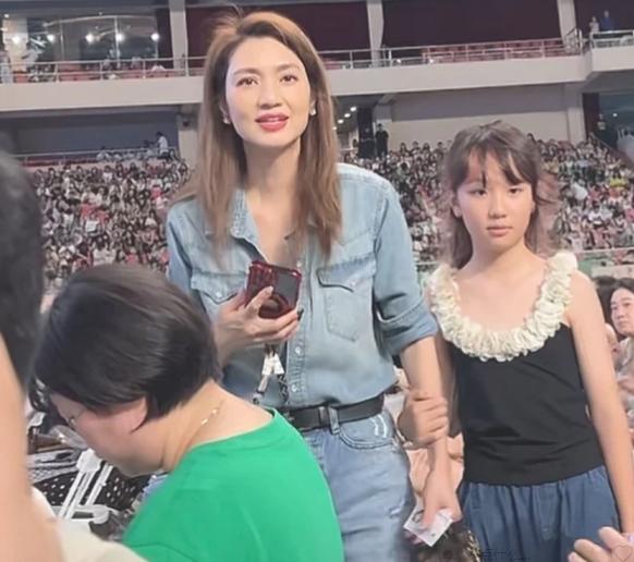 曾是絕世美人!55歲資深女星「臉僵無濾鏡照流出」 網嘲認不出「全是歲月痕跡」