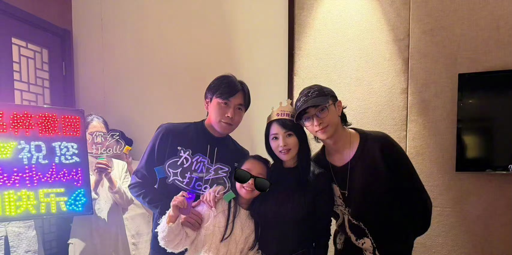 伊能靜「歡慶58歲生日」狀態絕美逆齡！　兒女「斥鉅資送上大禮」她淚喊：來人間一趟，不虧