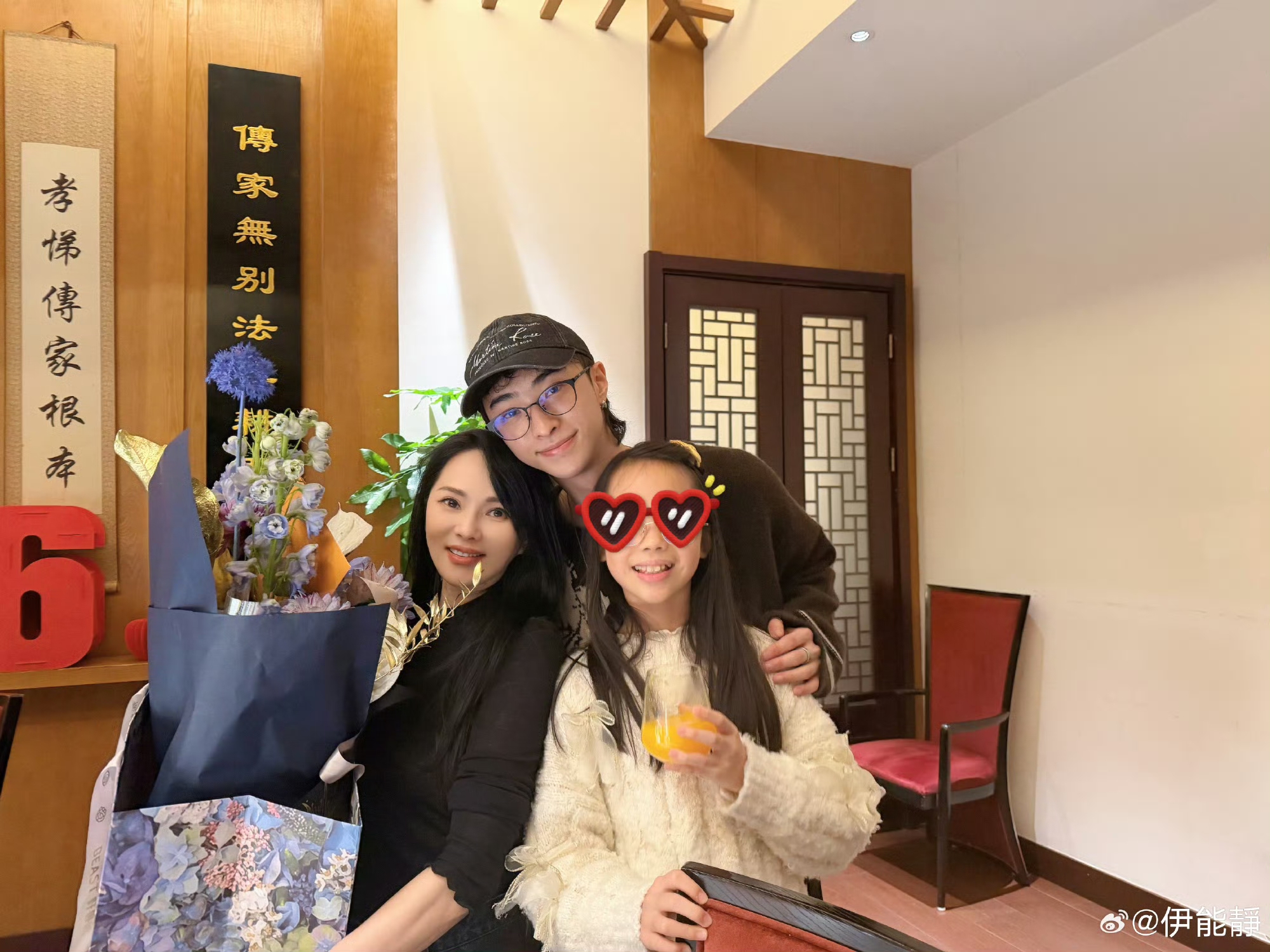 伊能靜「歡慶58歲生日」狀態絕美逆齡！　兒女「斥鉅資送上大禮」她淚喊：來人間一趟，不虧