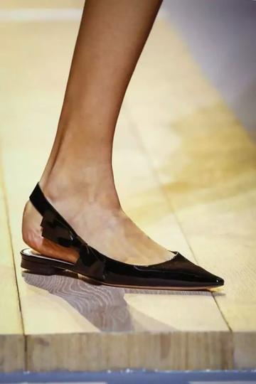 看似舒適其實比高跟鞋還傷！骨科醫師點名「5鞋款超傷腳」　長期慢性傷害「比骨折更難救」