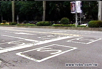 他好奇馬路「4個S方格」有什麼用？釣出內行人解答