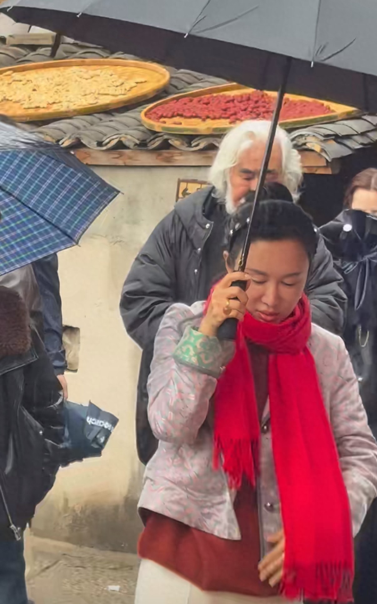 娶小31歲嫩妻！74歲名導「岳母首次曝光」　網一看合照「以為是老夫老妻」：老婆像女兒... 