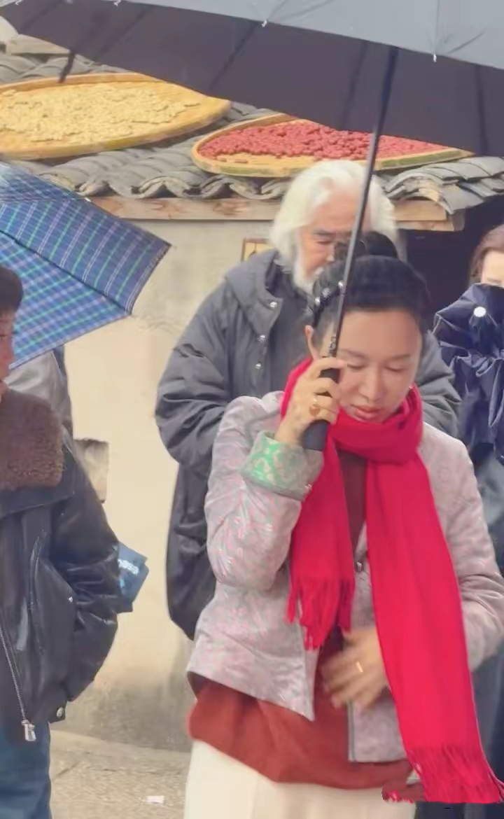 娶小31歲嫩妻！74歲名導「岳母首次曝光」　網一看合照「以為是老夫老妻」：老婆像女兒... 