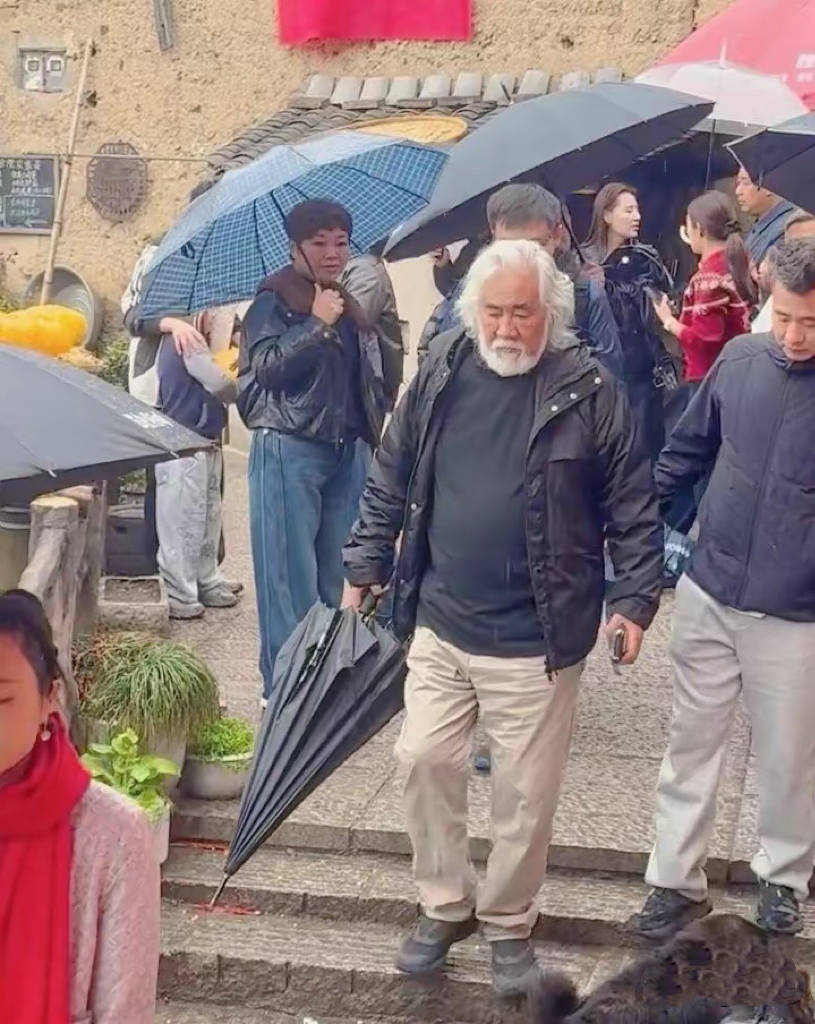 娶小31歲嫩妻！74歲名導「岳母首次曝光」　網一看合照「以為是老夫老妻」：老婆像女兒... 