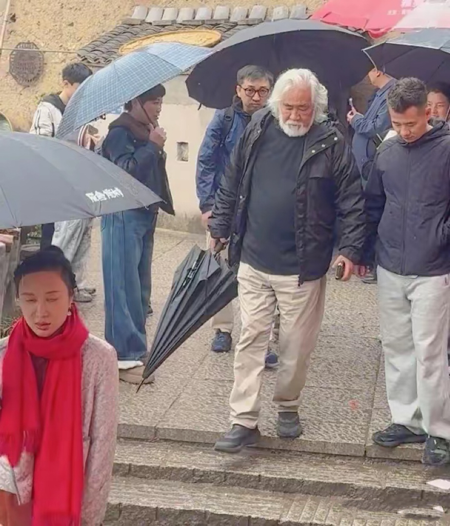 娶小31歲嫩妻！74歲名導「岳母首次曝光」　網一看合照「以為是老夫老妻」：老婆像女兒... 