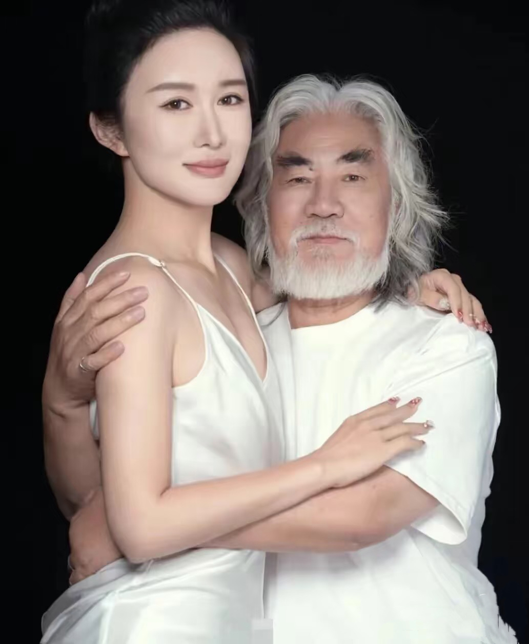 娶小31歲嫩妻！74歲名導「岳母首次曝光」　網一看合照「以為是老夫老妻」：老婆像女兒... 