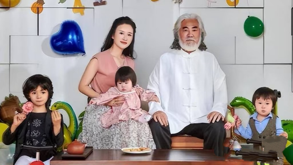 娶小31歲嫩妻！74歲名導「岳母首次曝光」　網一看合照「以為是老夫老妻」：老婆像女兒... 