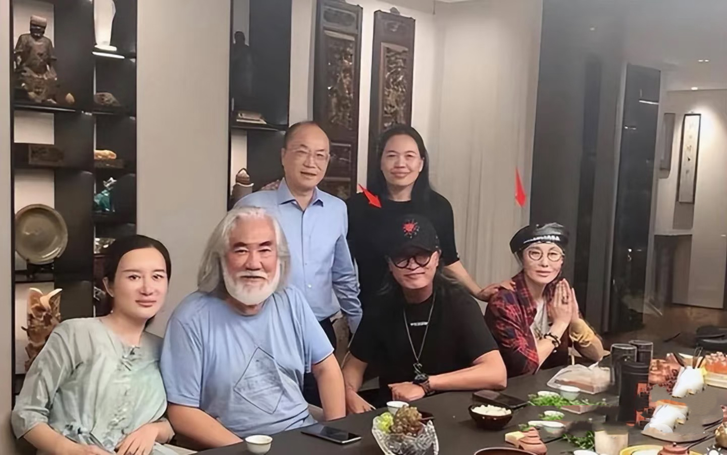 娶小31歲嫩妻！74歲名導「岳母首次曝光」　網一看合照「以為是老夫老妻」：老婆像女兒... 