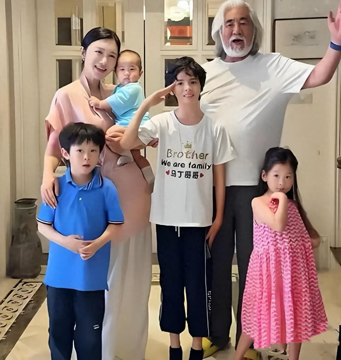 娶小31歲嫩妻！74歲名導「岳母首次曝光」　網一看合照「以為是老夫老妻」：老婆像女兒... 