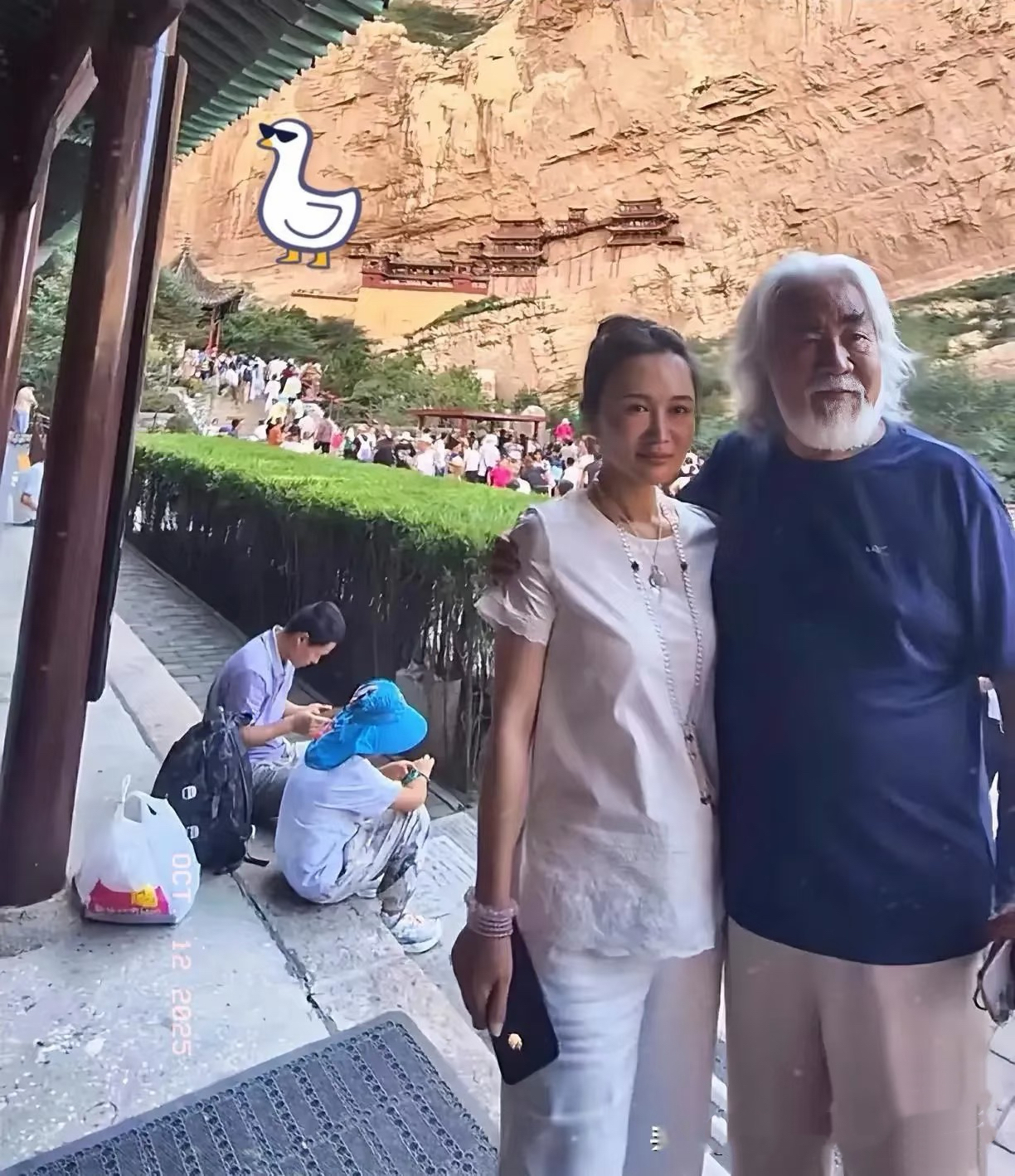 娶小31歲嫩妻！74歲名導「岳母首次曝光」　網一看合照「以為是老夫老妻」：老婆像女兒... 